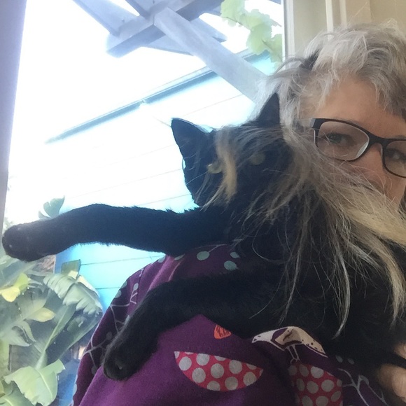 Meet your Posher, Dee - Picture 2 of 2